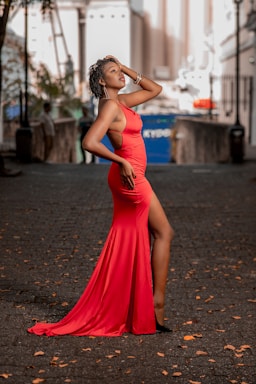 photography poses for women,how to photograph a woman in a red dress posing for a picture