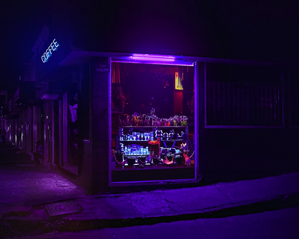 Ein violettes Licht scheint auf eine dunkle Straße