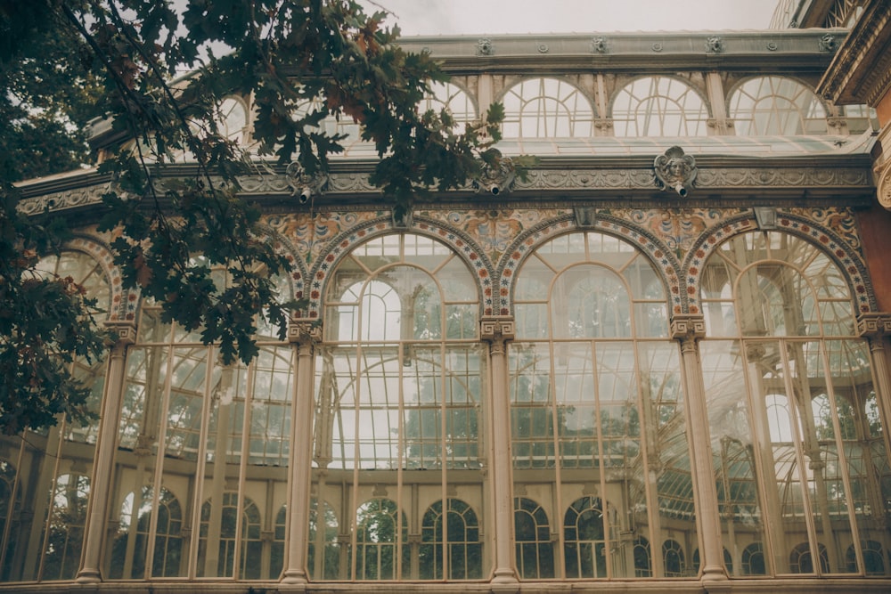 un bâtiment qui a un tas de fenêtres à l’intérieur