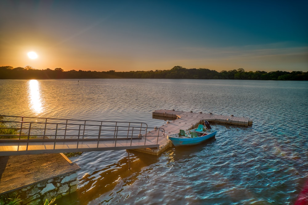 a boat docked at a pier on a lake