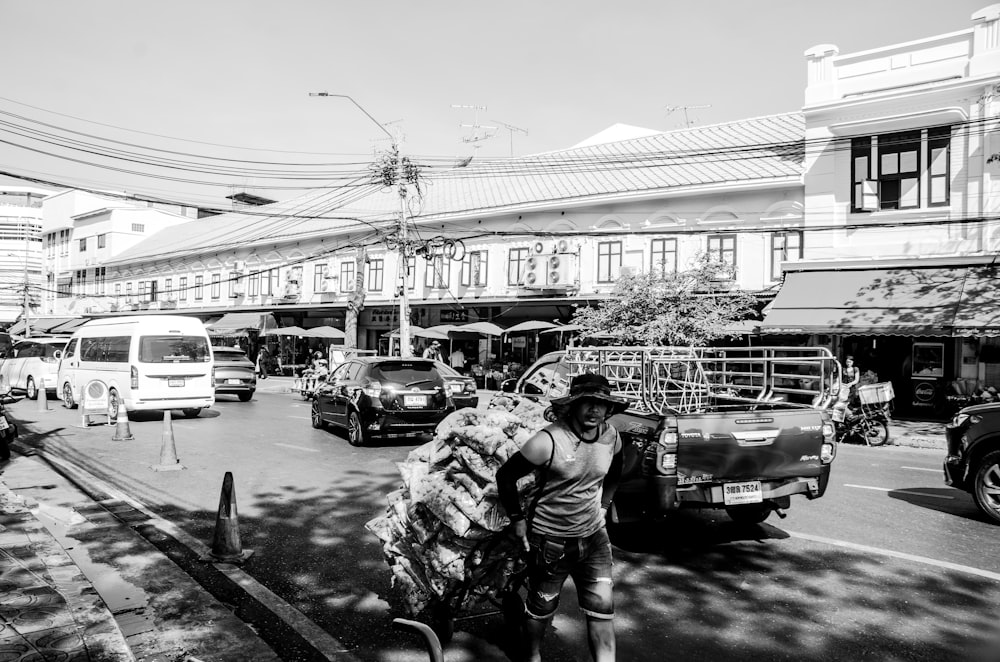 賑やかな街の通りの白黒写真