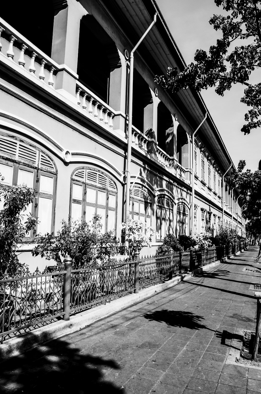 Una foto en blanco y negro de un edificio