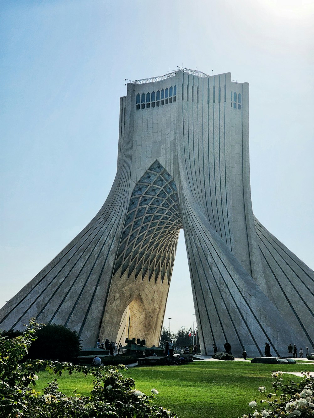 un edificio molto alto con una torre molto alta in cima