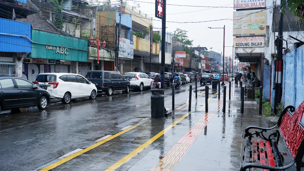 una strada cittadina con le auto parcheggiate sul lato di essa