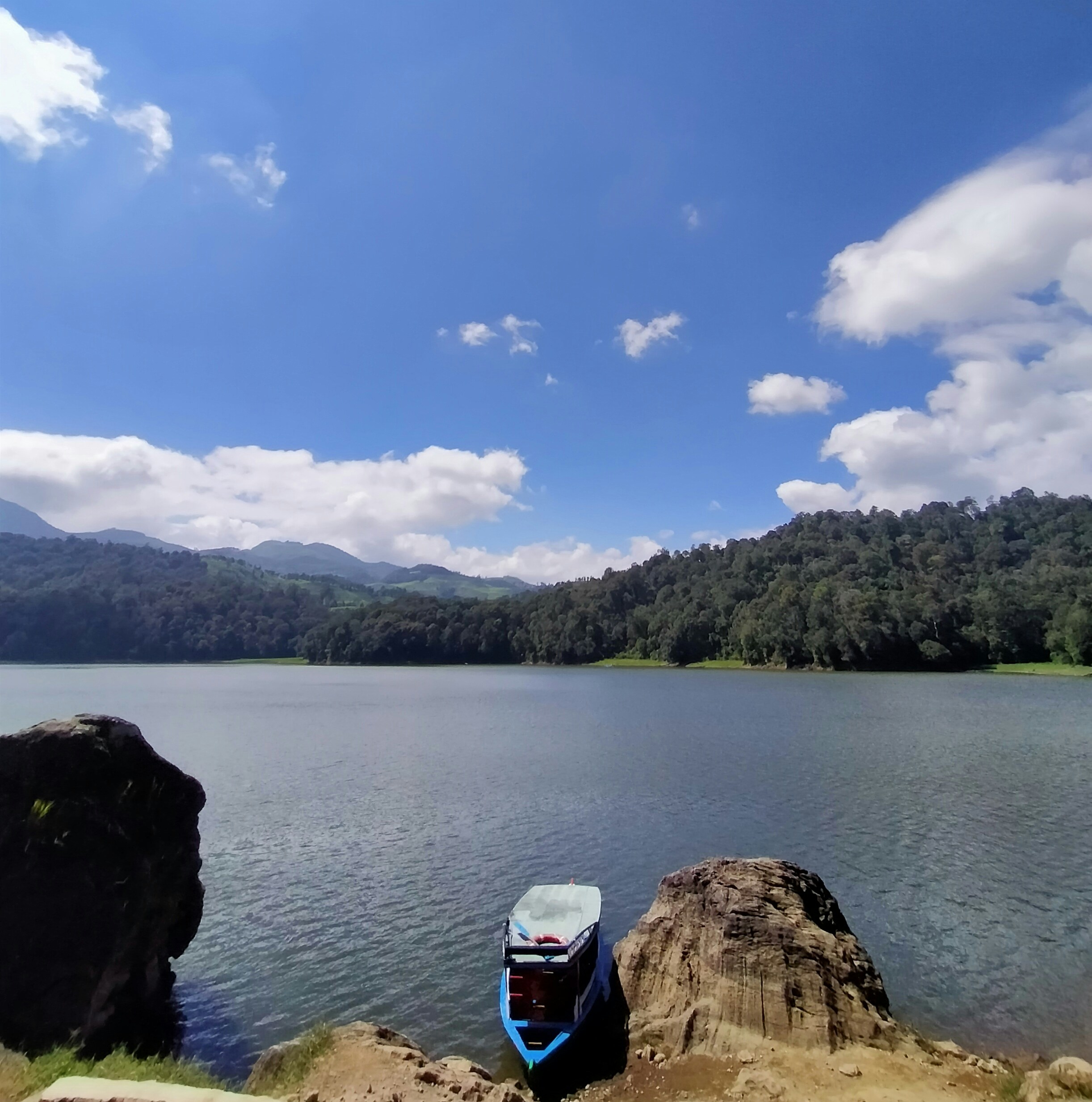 Sebuah perahu sedang duduk di tepi danau