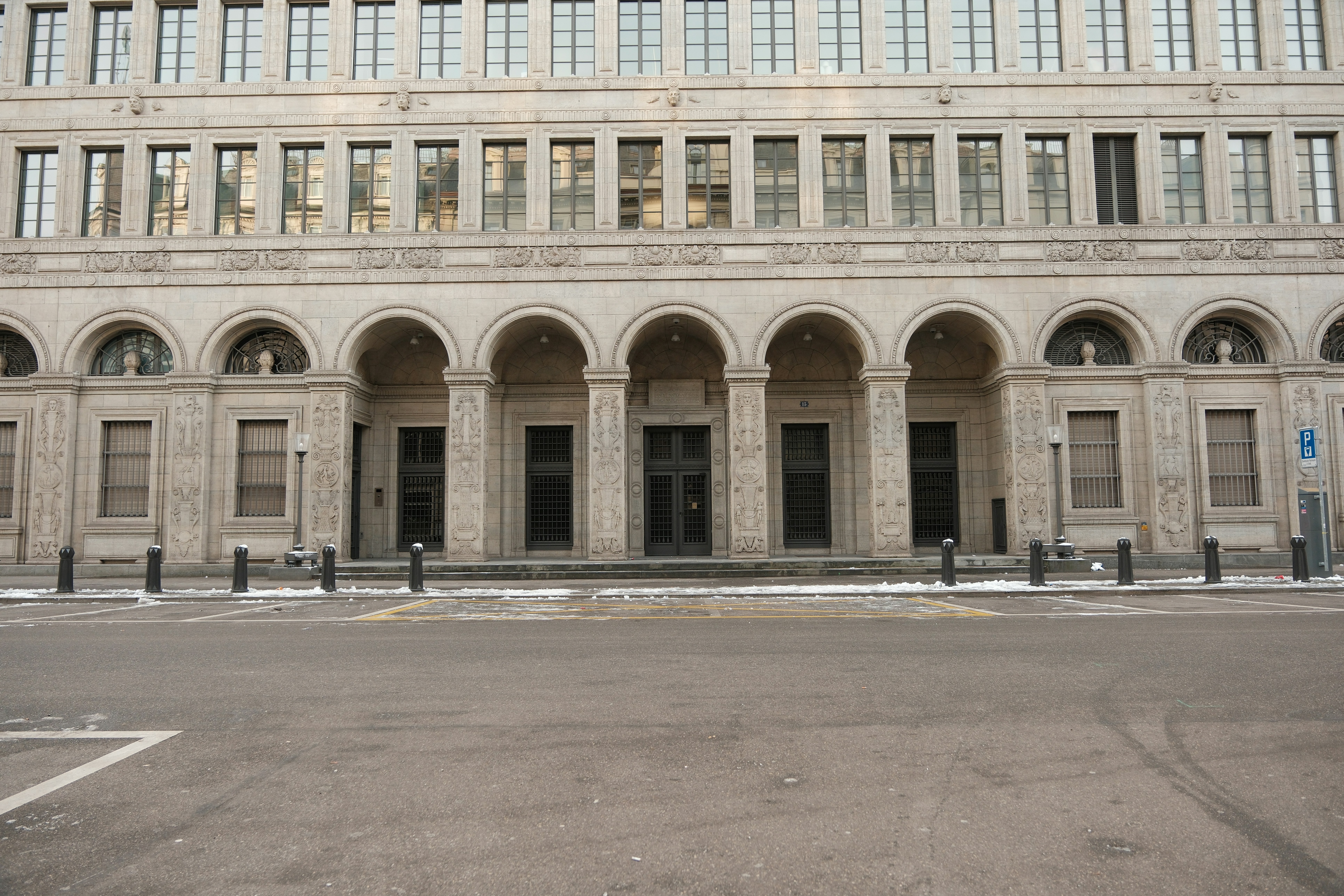 a large building with a lot of windows