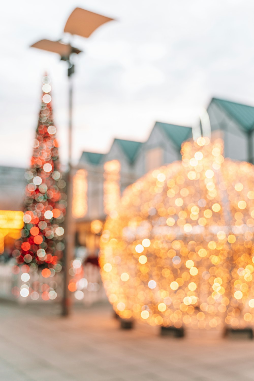 a blurry photo of a christmas tree in front of a building