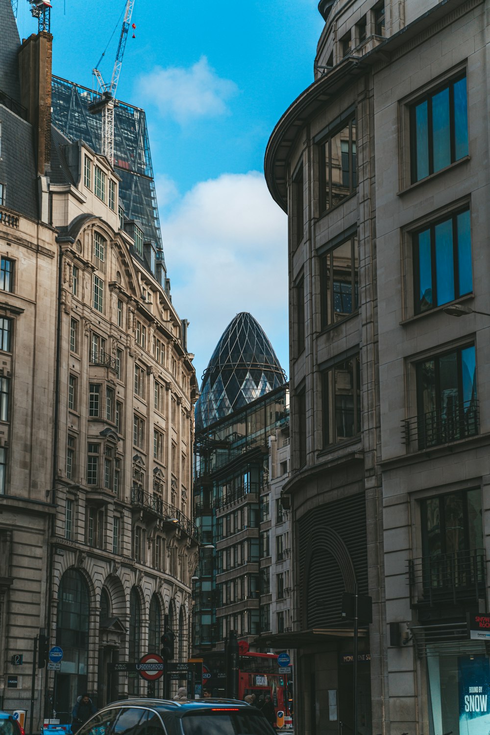 Una calle de la ciudad llena de muchos edificios altos