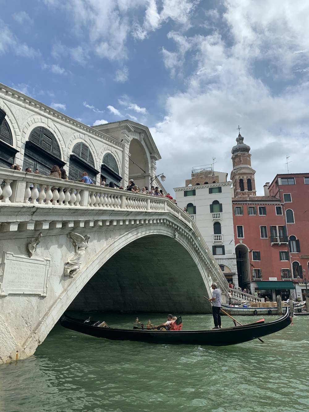 Una gondola passa sotto un ponte a Venezia