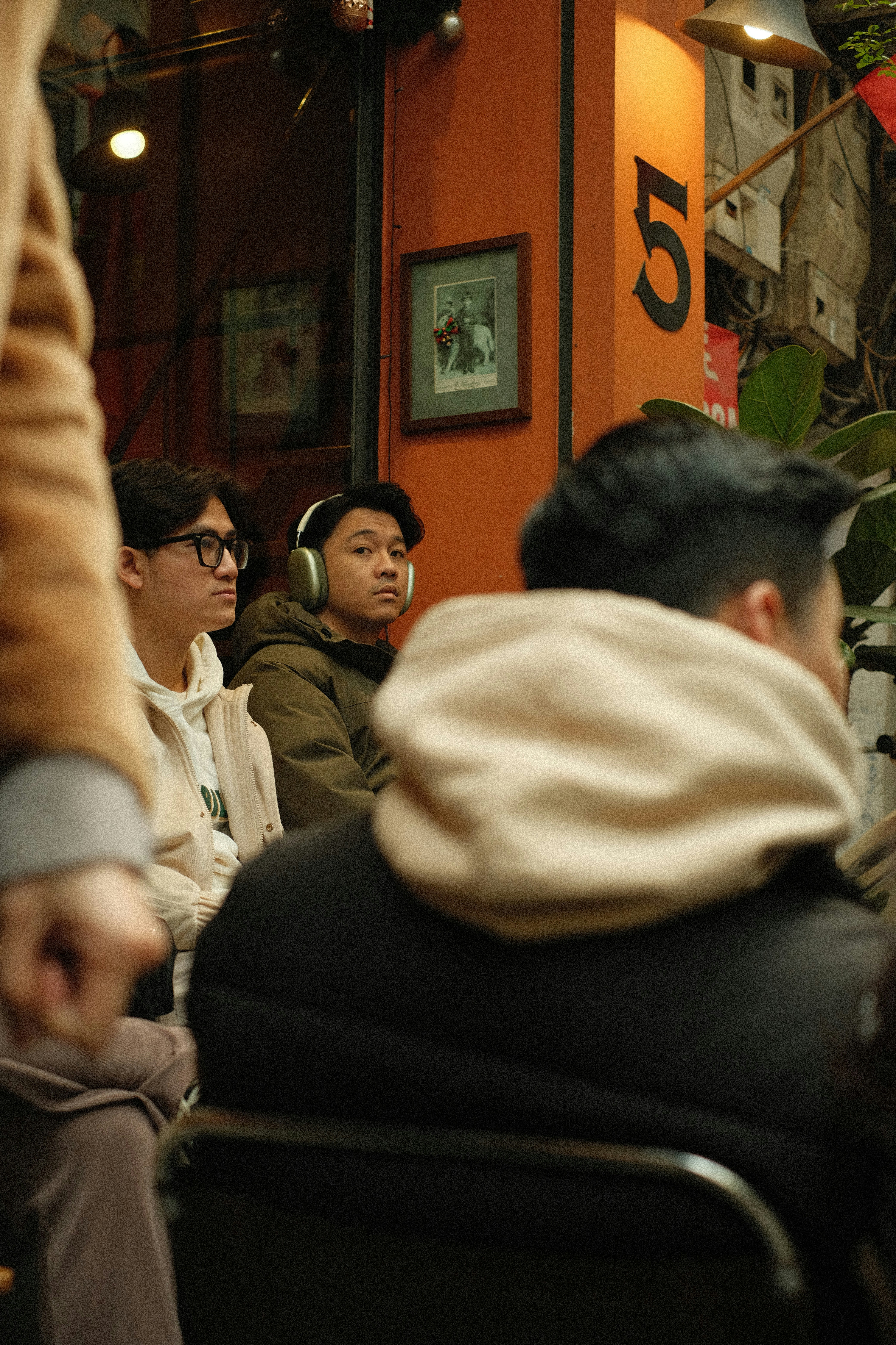 photo-1706791722992-3050e51d8e42?ixid=M3wxMjA3fDB8MXxzZWFyY2h8OHx8bWVuJTI3cyUyMHN3ZWF0ZXIlMjBzd2VhdGVyfGVufDB8fHx8MTc2NTYzODU3Nnww\u0026ixlib=rb-4.1.0