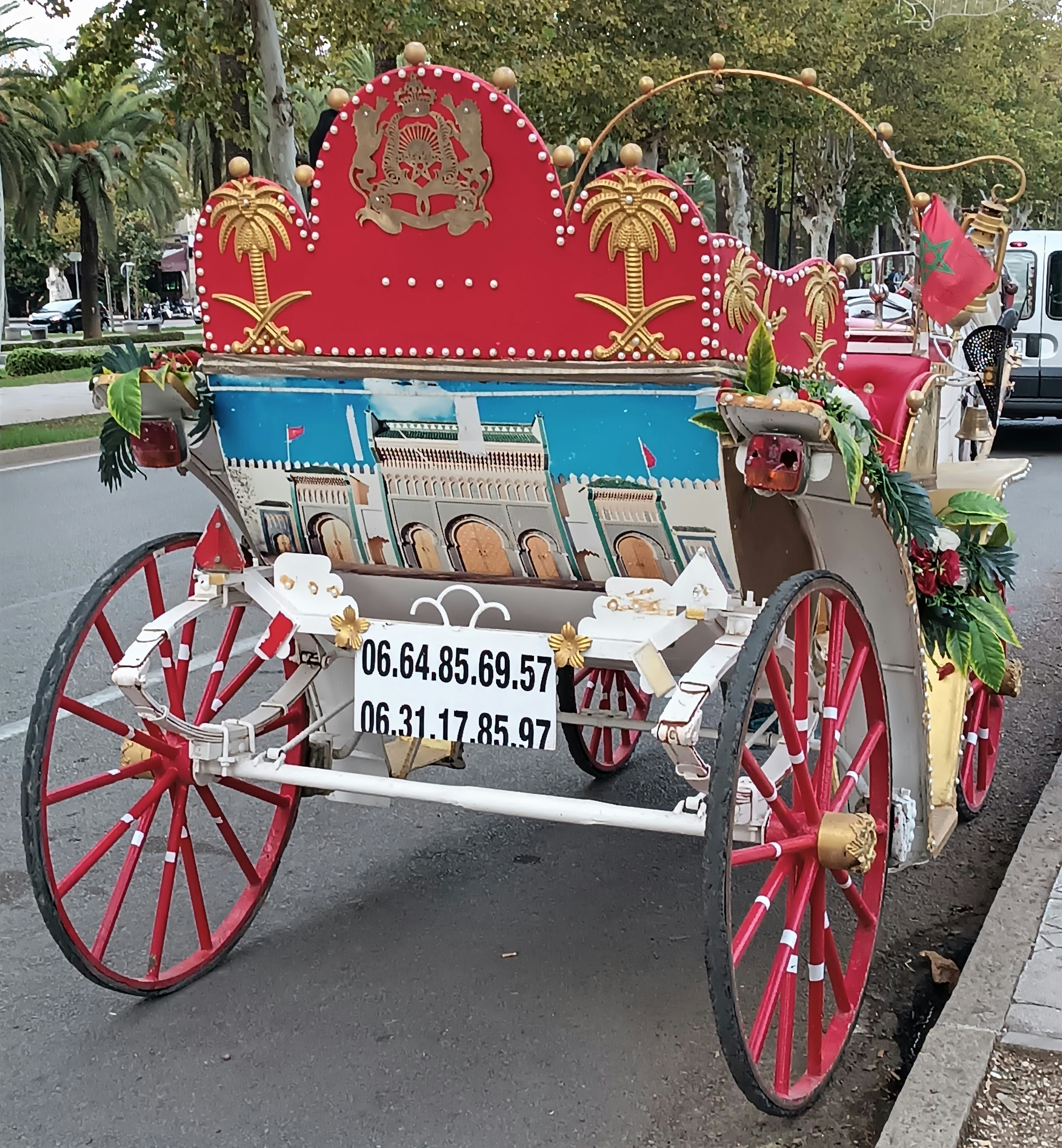 une calèche tirée par des chevaux dans une rue de la ville