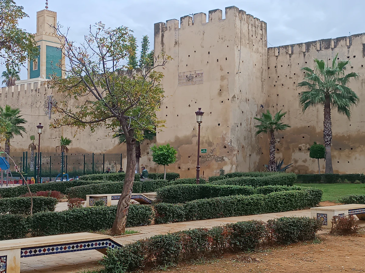 Bâtiment historique de Meknès avec son horloge et ses remparts, ville impériale du nord