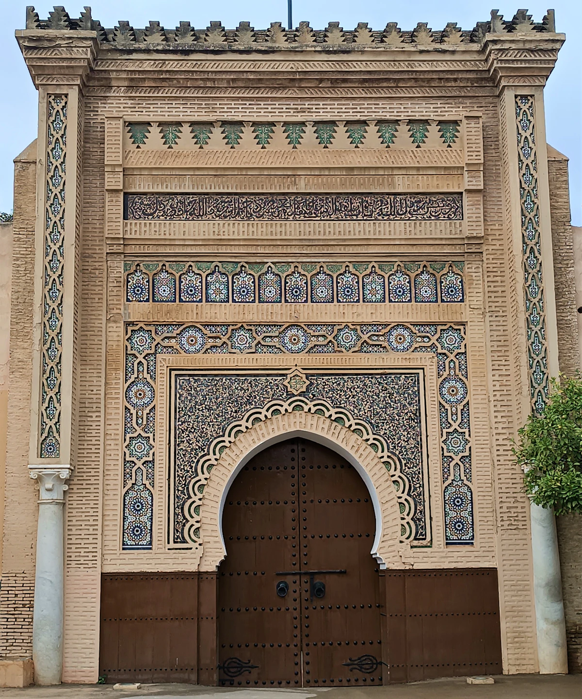 Porte historique marocaine emblématique du patrimoine architectural — agence SEO Oujda