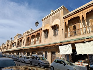 a row of cars parked in front of a building