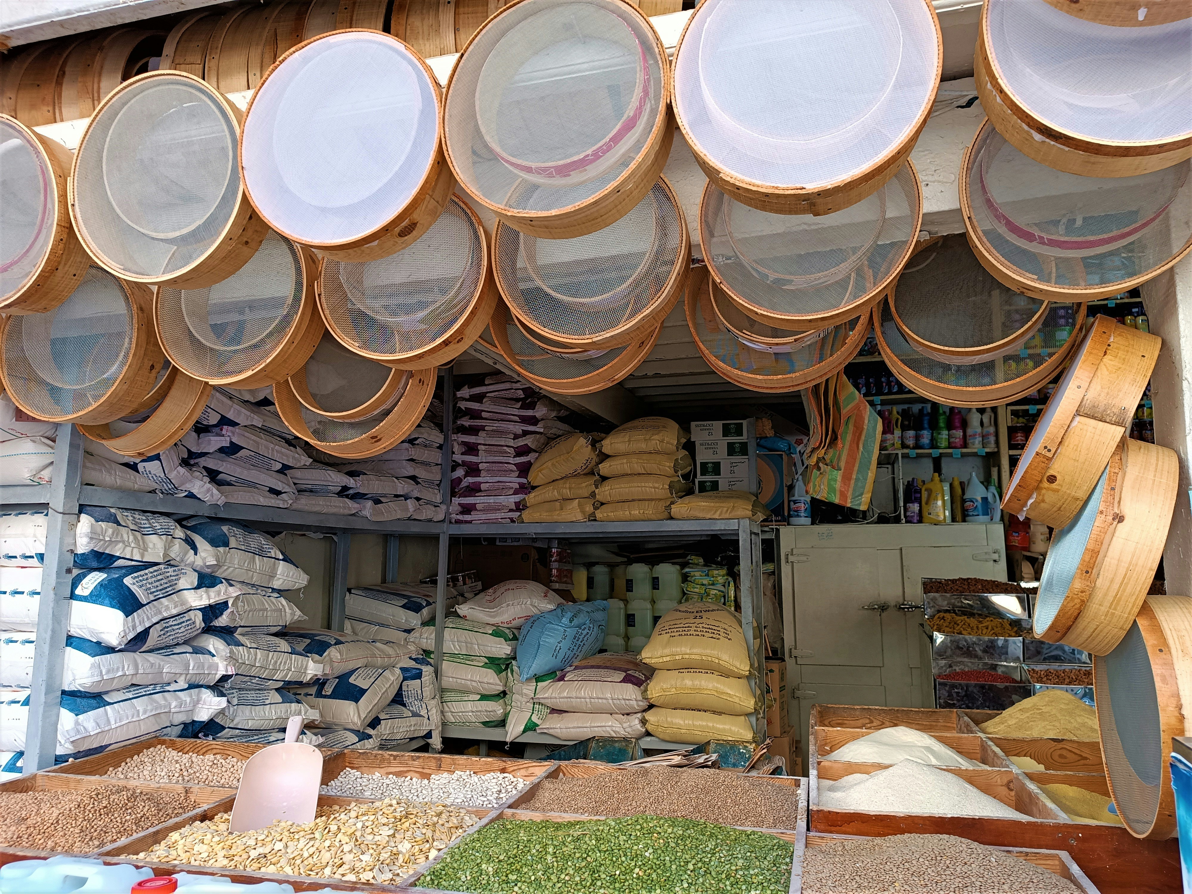 Un negozio pieno di molti tipi diversi di cibo