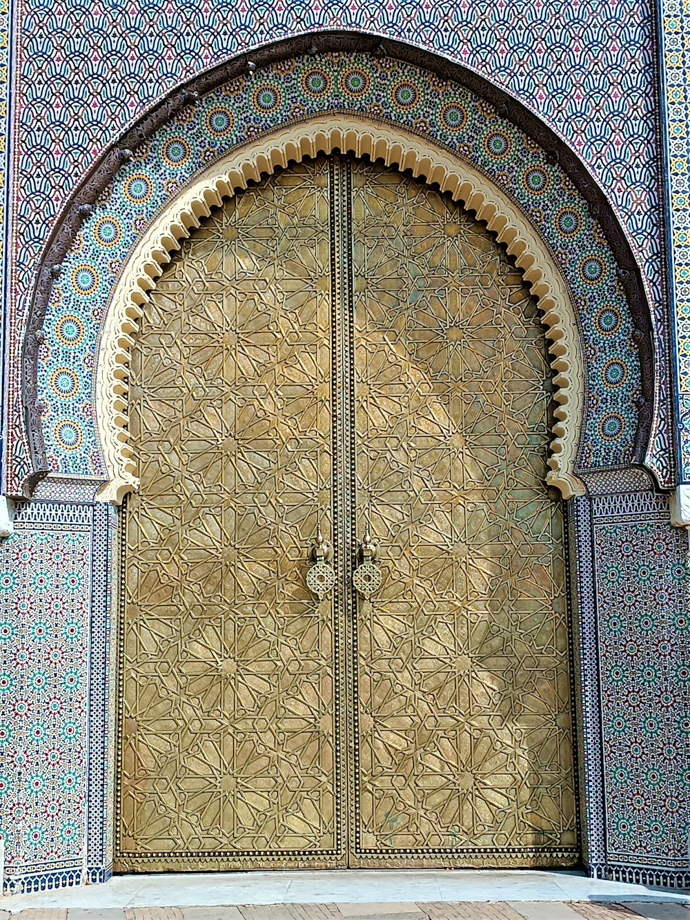 uma grande porta de madeira com desenhos intrincados sobre ela