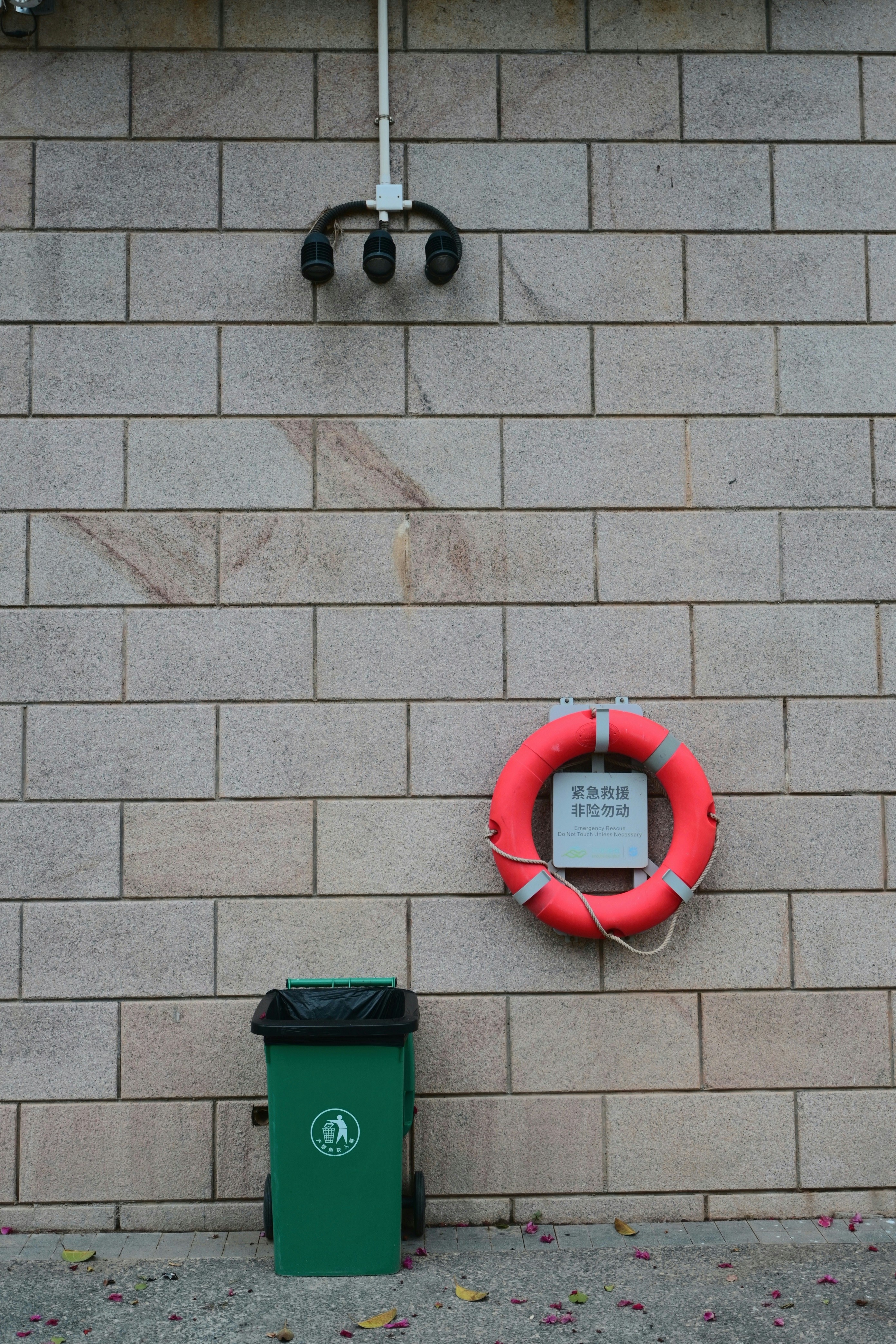 un gilet de sauvetage rouge à côté d’un mur de briques