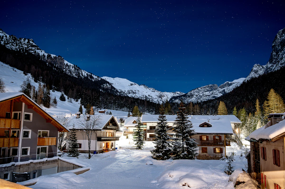 Station de ski de nuit éclairée dans les montagnes