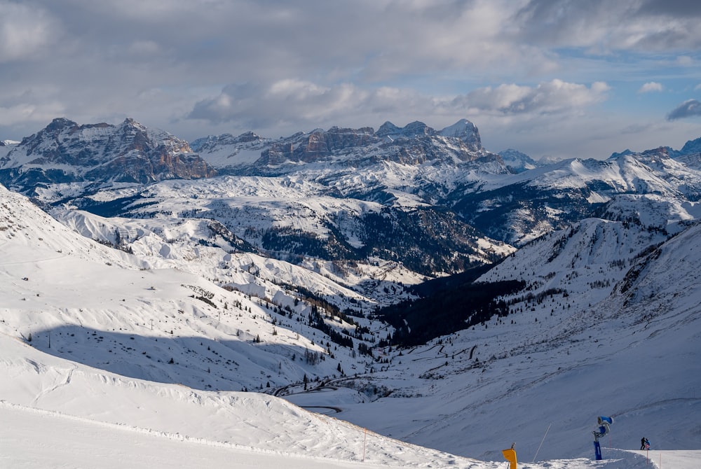 Eine Gruppe von Menschen, die auf Skiern auf einer schneebedeckten Piste fahren