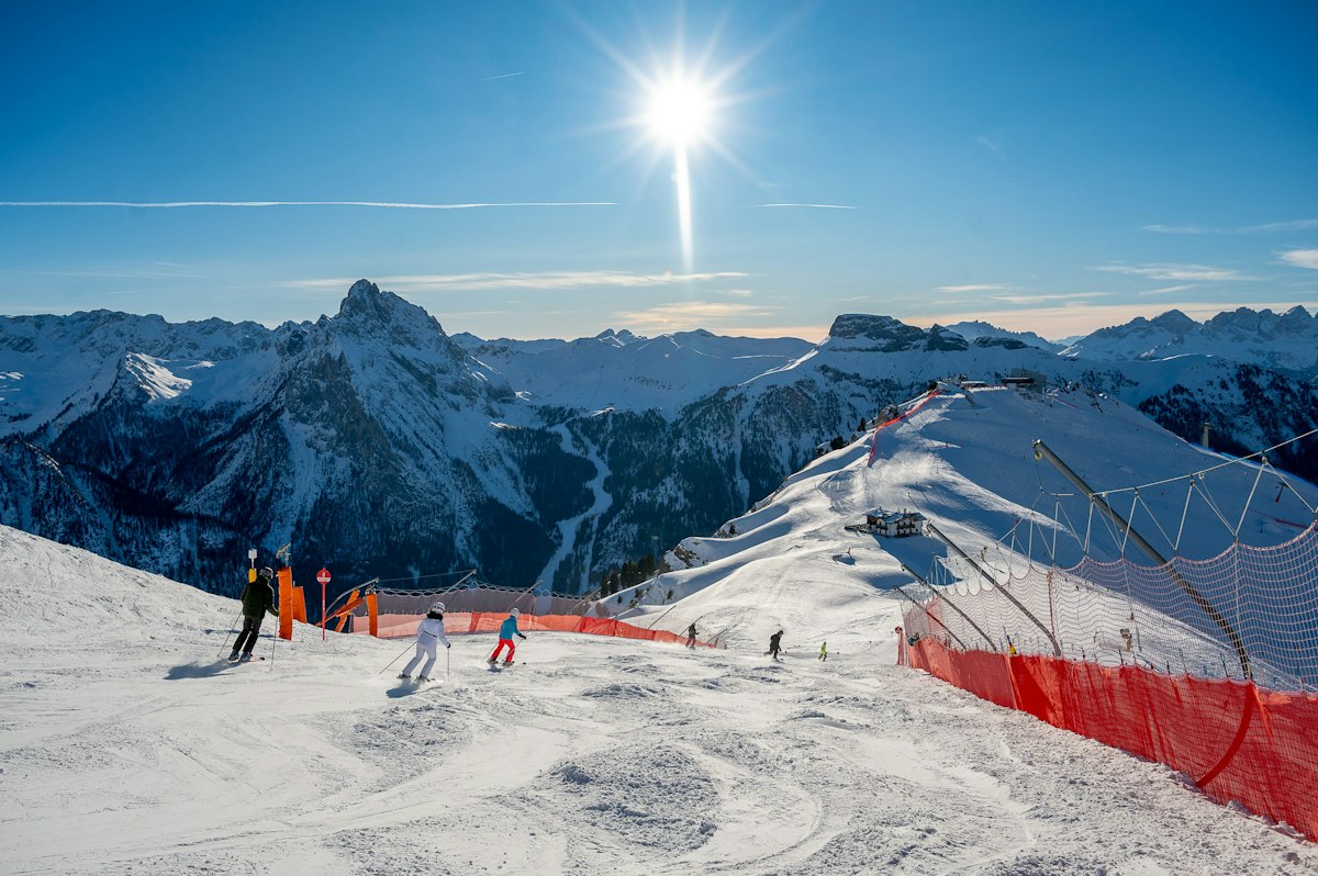 Gruppo di sciatori sulle piste innevate delle Dolomiti italiane
