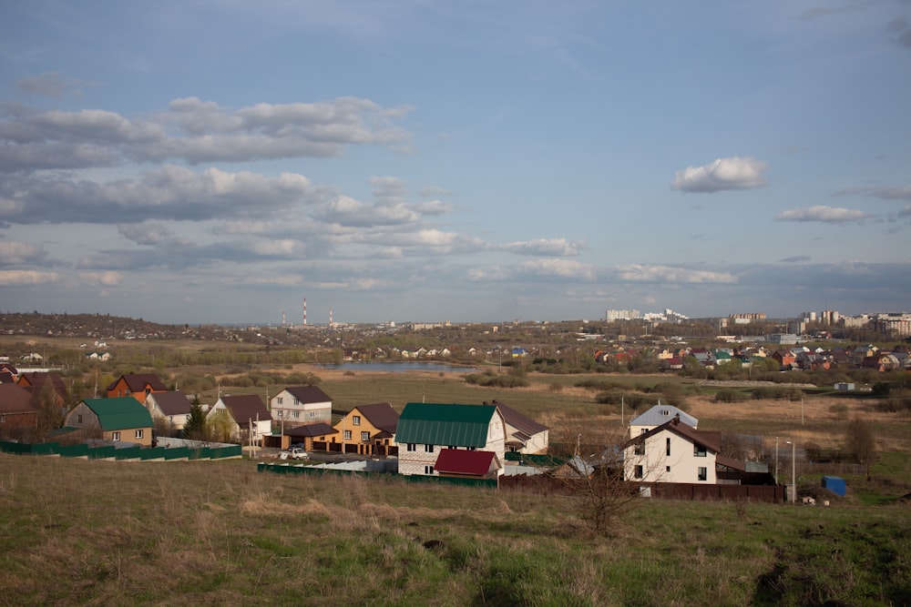 une vue d’une petite ville depuis une colline