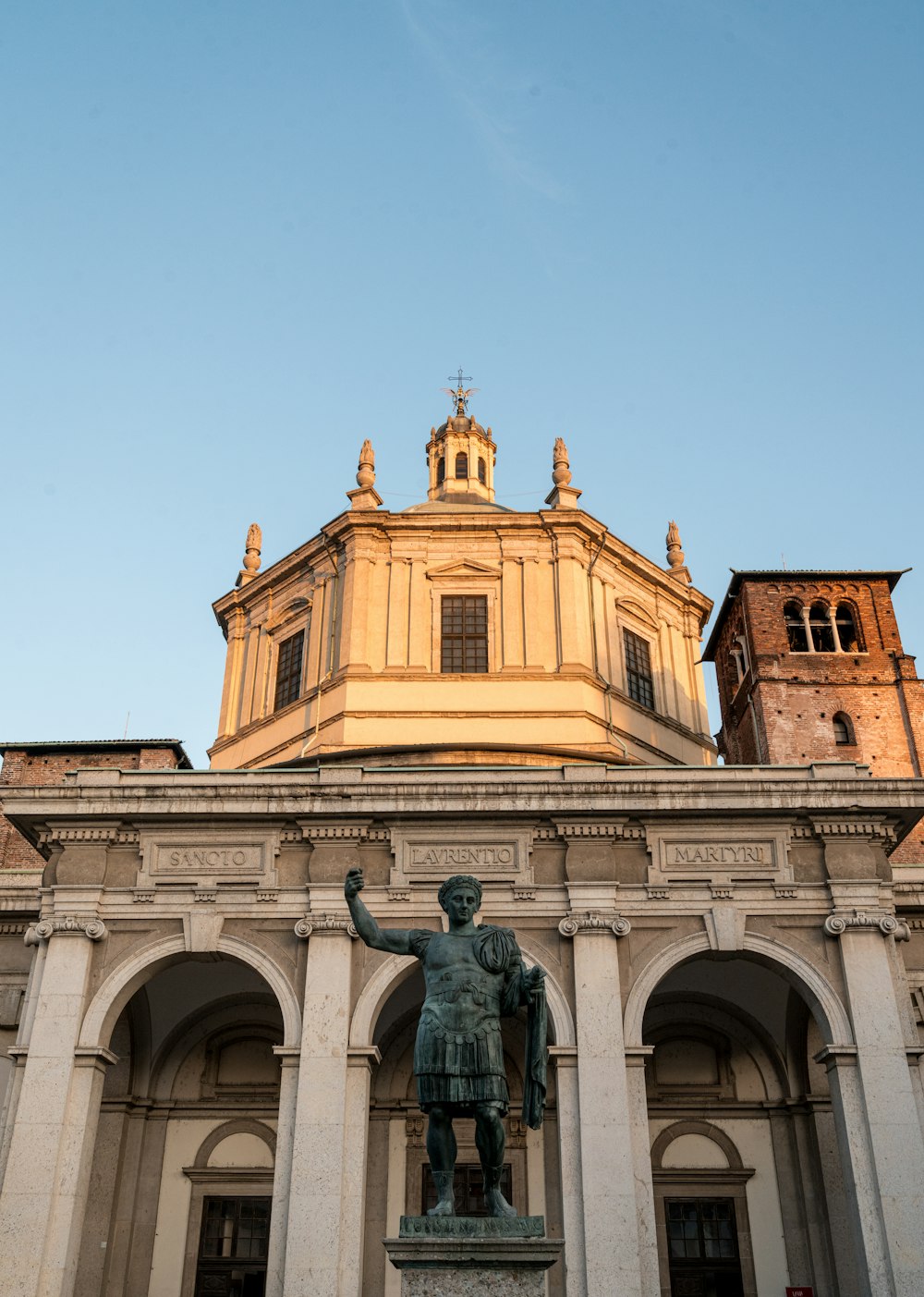 a statue of a man in front of a building