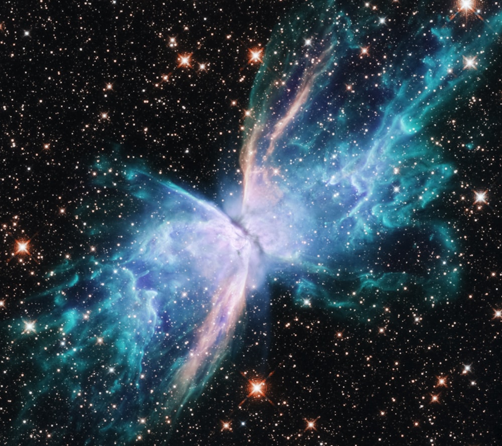 un oggetto a forma di farfalla nel mezzo di un cielo pieno di stelle