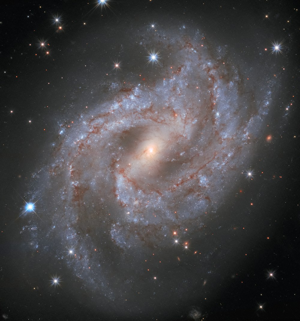 Una galassia a spirale con stelle sullo sfondo