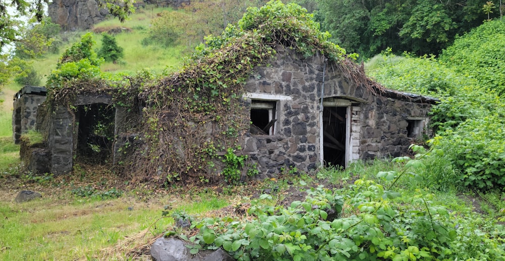 an old stone building with vines growing on it