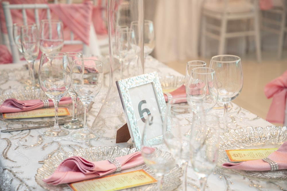 une table surmontée de beaucoup de verres et d’assiettes