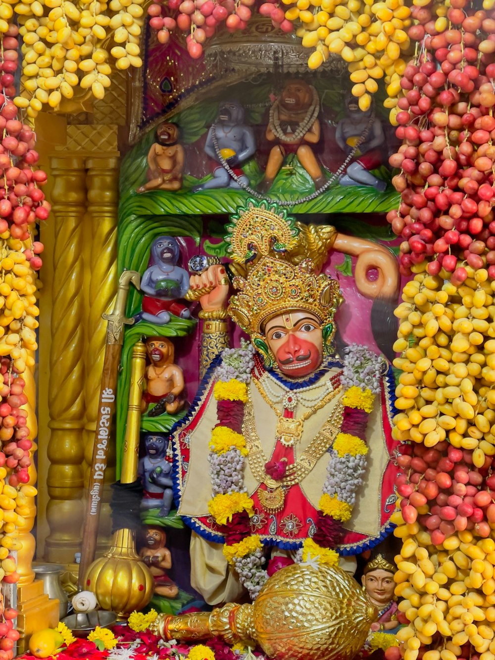 Eine Statue eines Hindu-Gottes, umgeben von Blumen