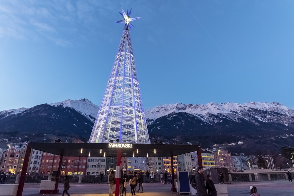 Un árbol de Navidad muy alto con una estrella en la parte superior