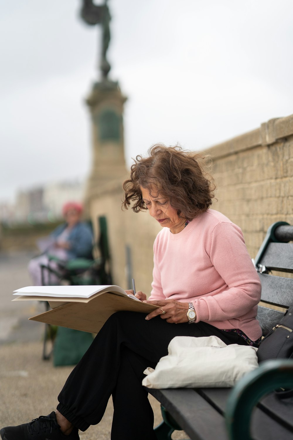 una mujer sentada en un banco leyendo un libro