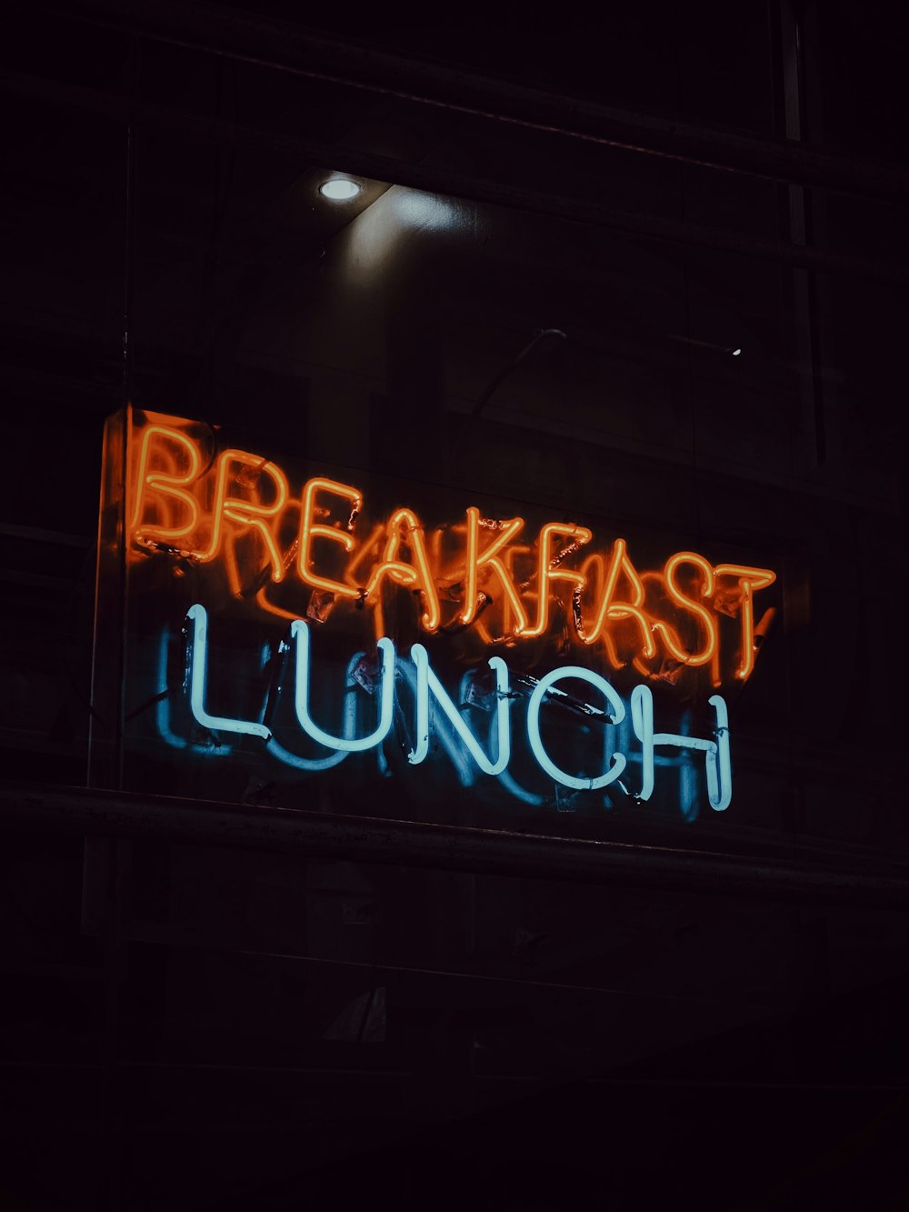 a neon sign that reads breakfast lunch