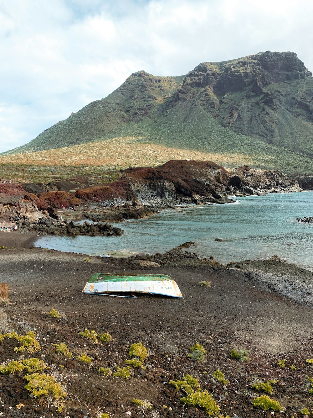 there is a boat that is sitting on the beach