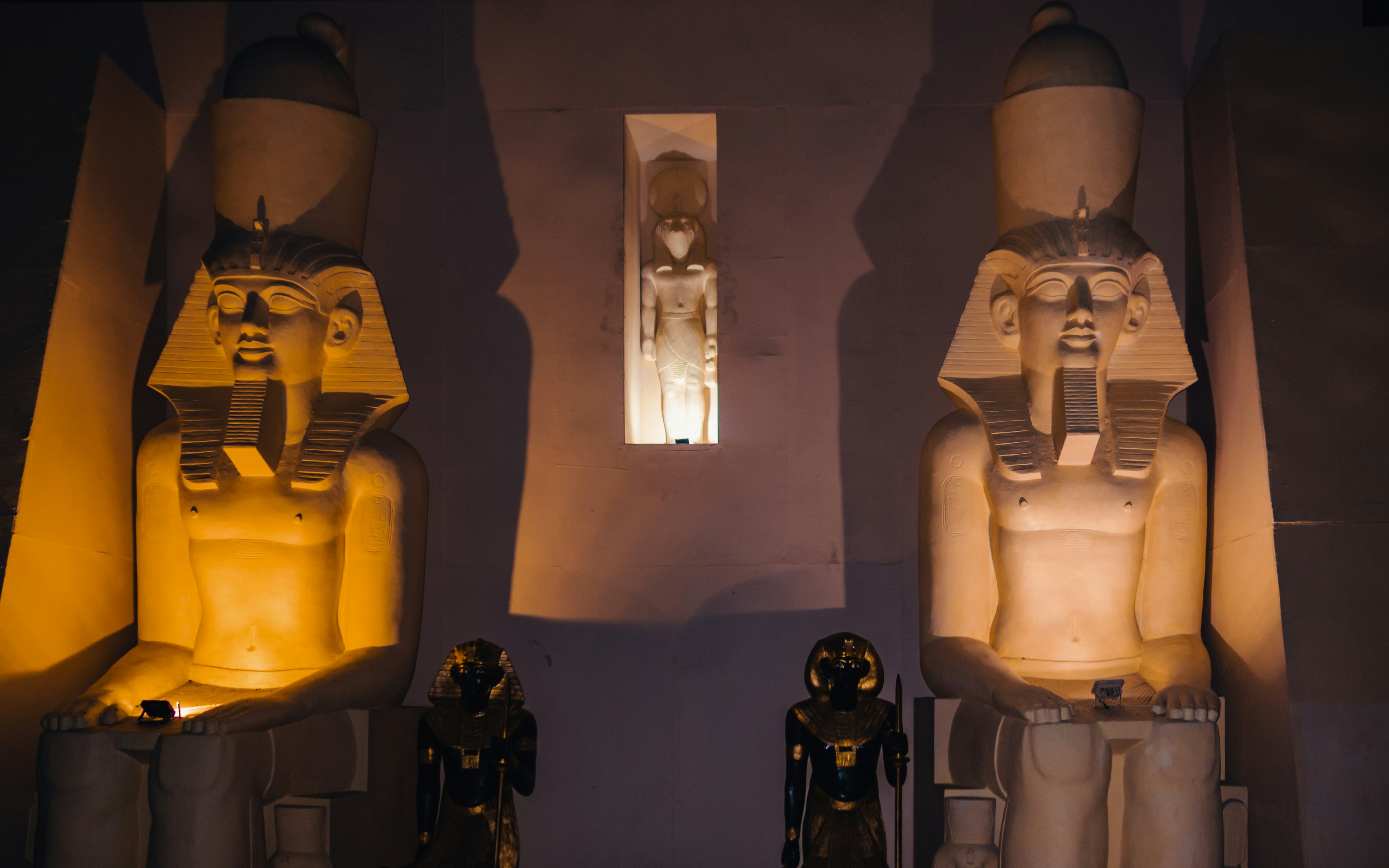 un par de estatuas que están una al lado de la otra