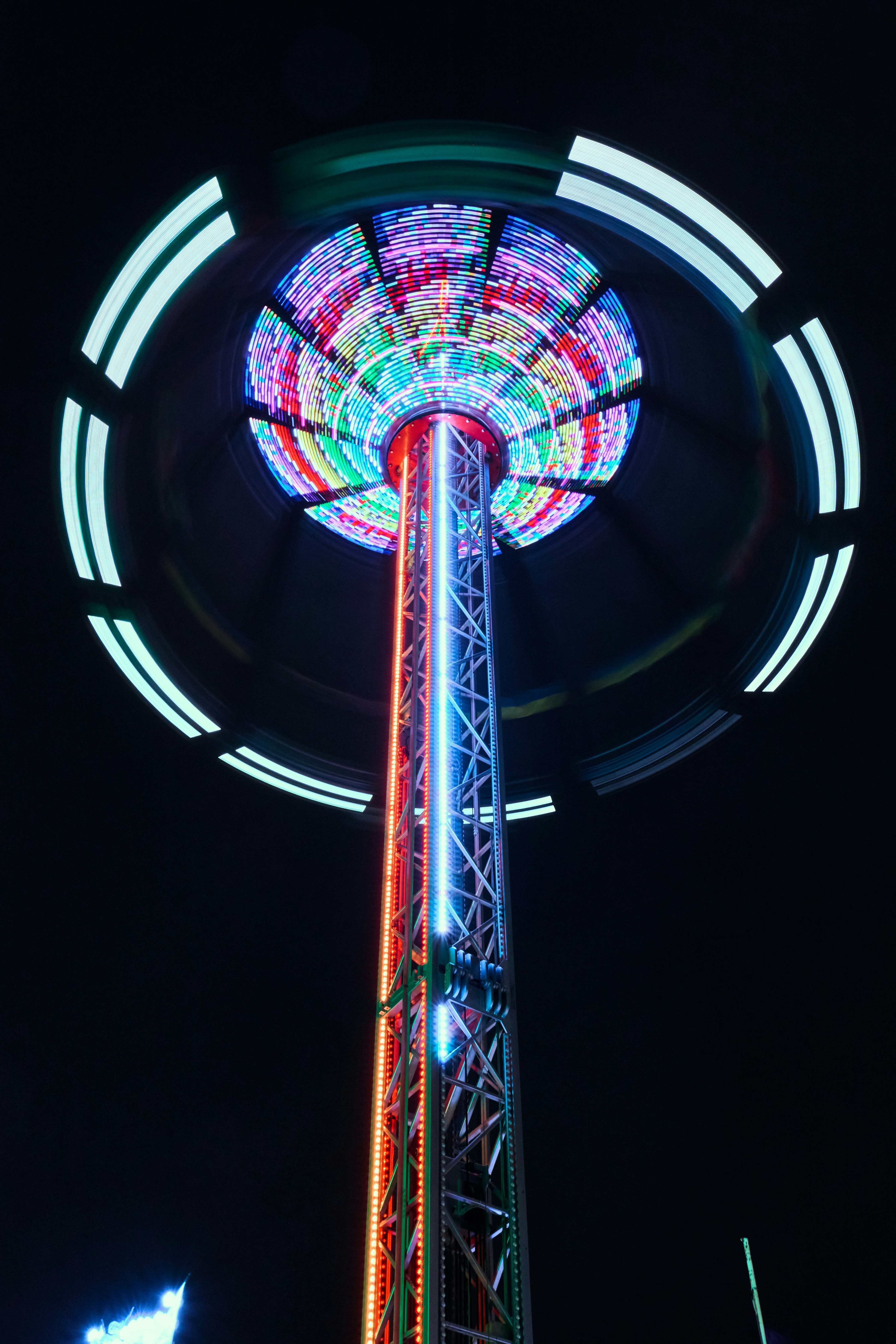 Une grande roue illuminée dans le ciel nocturne