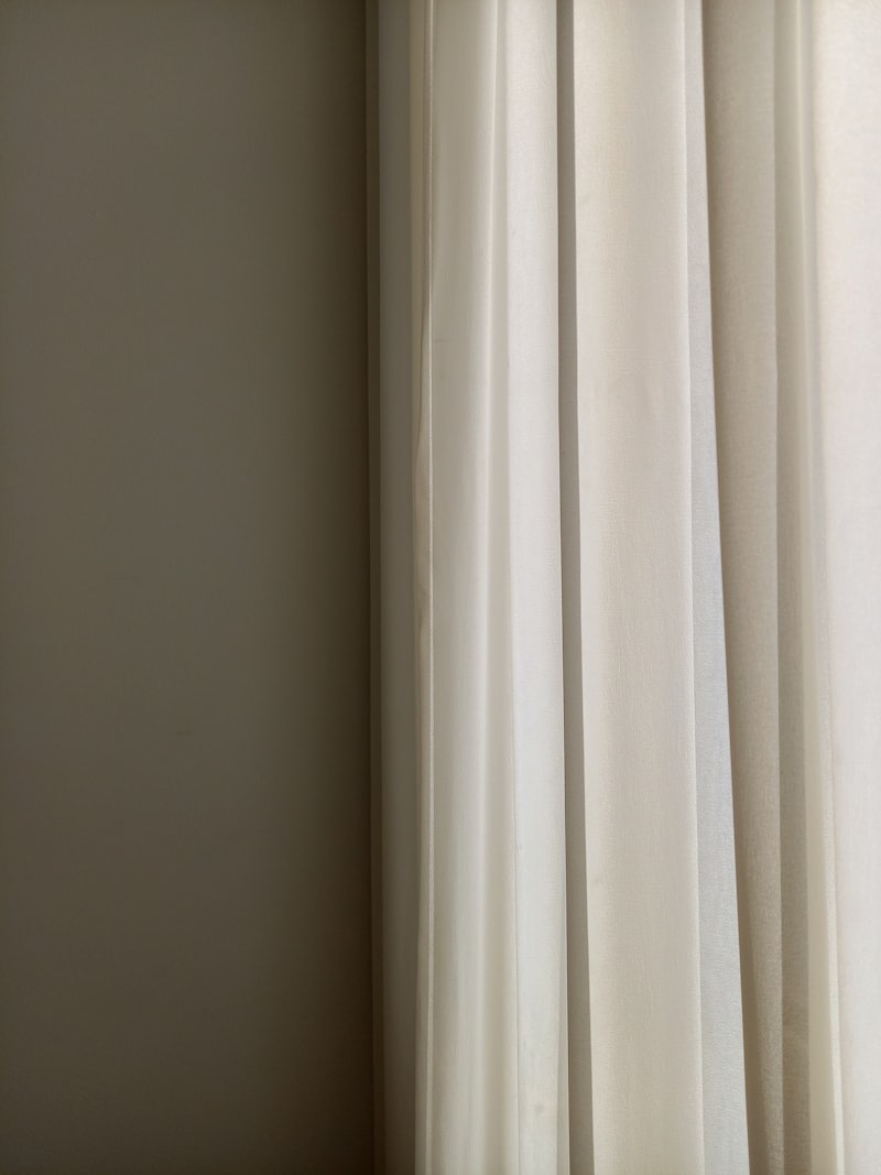 Fenster mit weißem Vorhang und Fensterbank