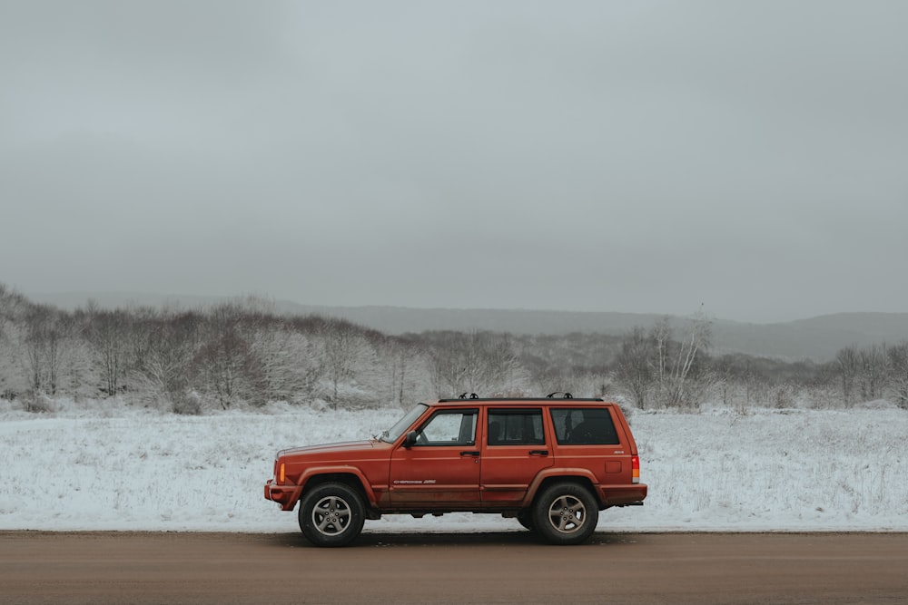 Un jeep rojo estacionado al costado de una carretera