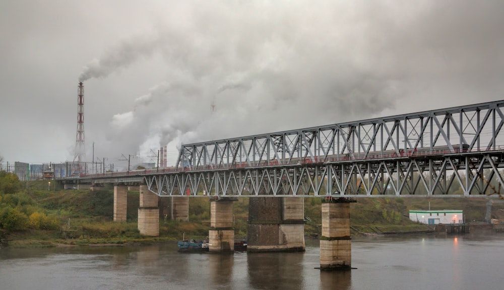 un treno che viaggia su un ponte su un fiume