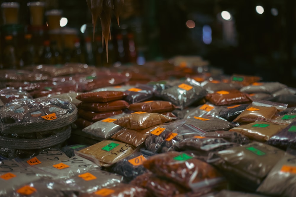 una pila de perritos calientes envueltos en bolsas de plástico