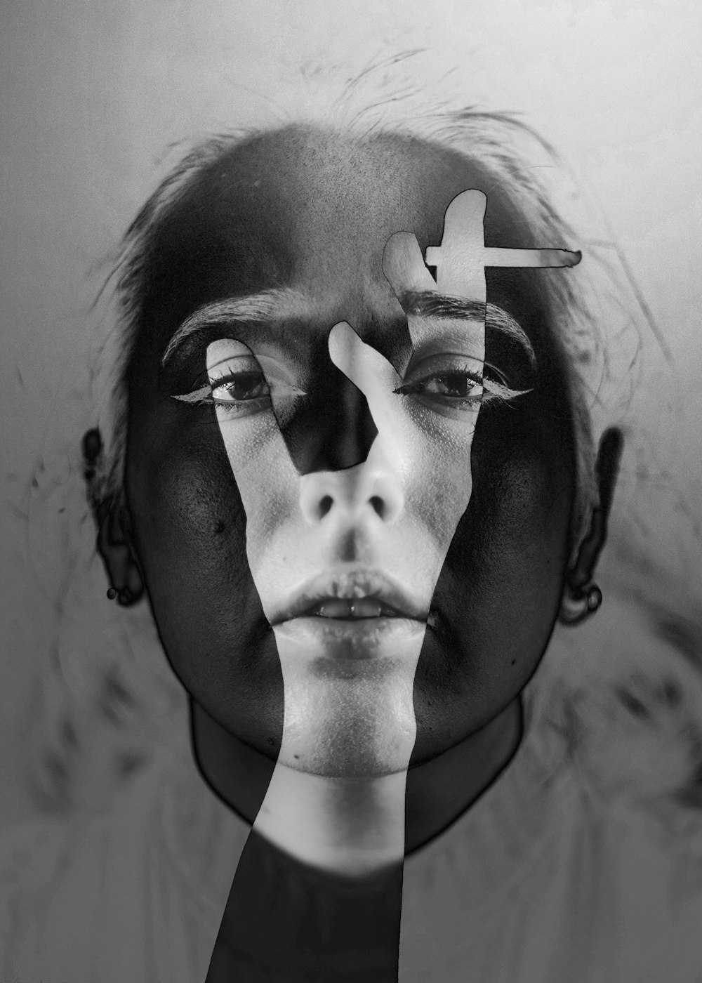 una foto en blanco y negro de la cara de una mujer con unas tijeras que sobresalen