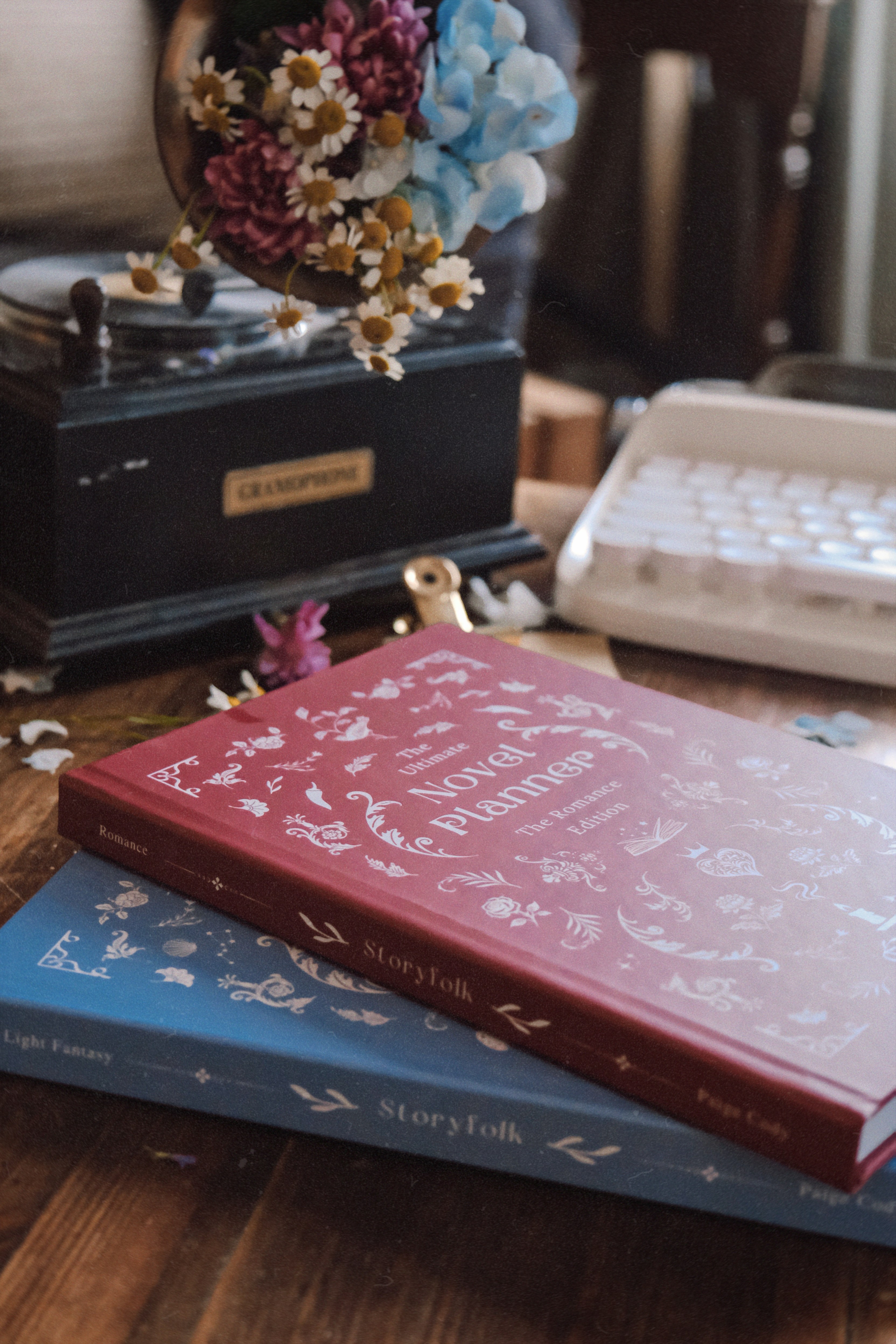 una pila de libros encima de una mesa de madera