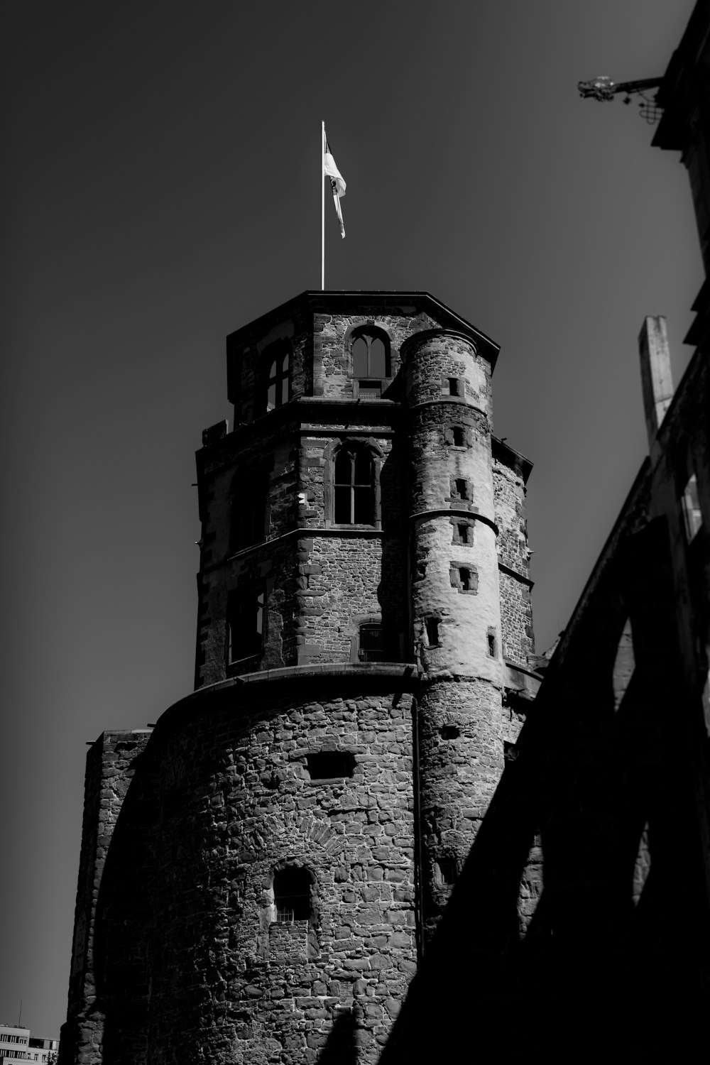 una torre alta con una bandera en la parte superior