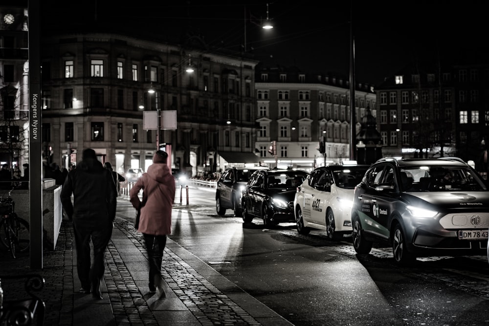 Una foto en blanco y negro de una calle de la ciudad por la noche