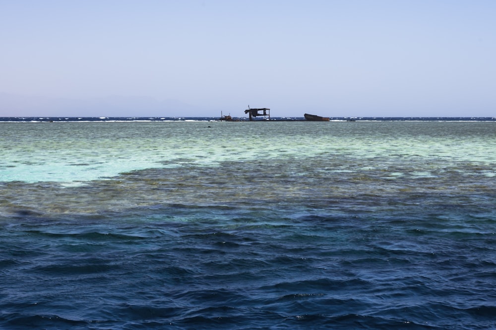 un bateau flottant au-dessus d’un grand plan d’eau