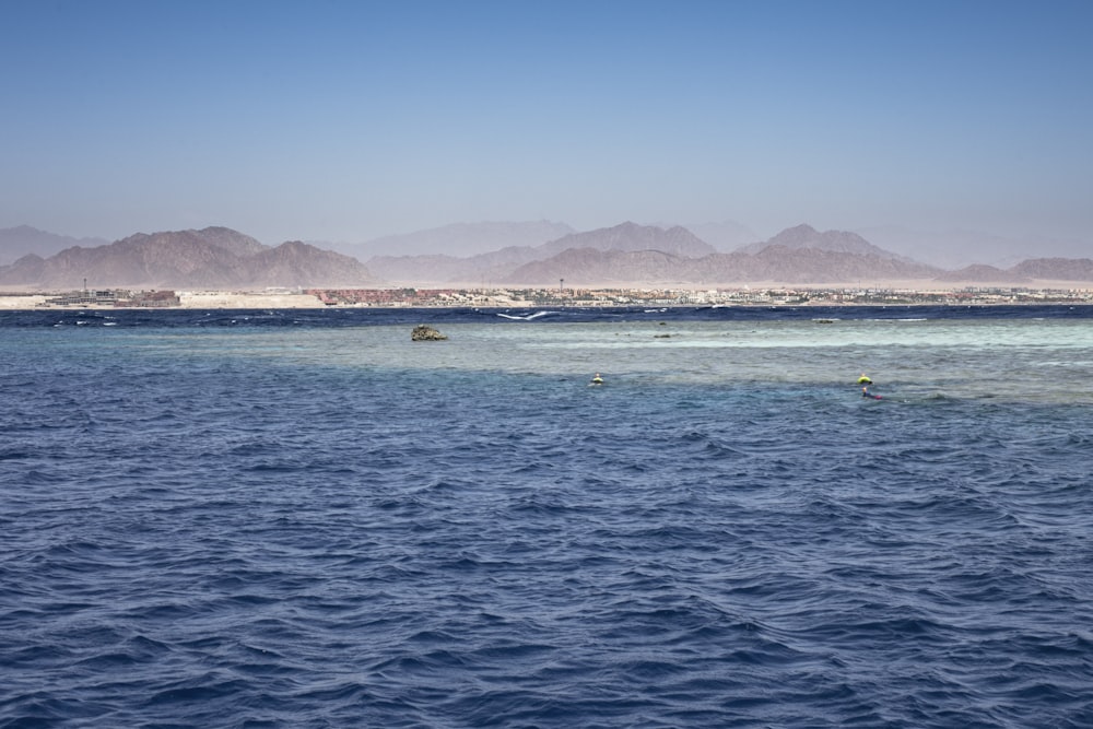 un plan d’eau avec des montagnes en arrière-plan