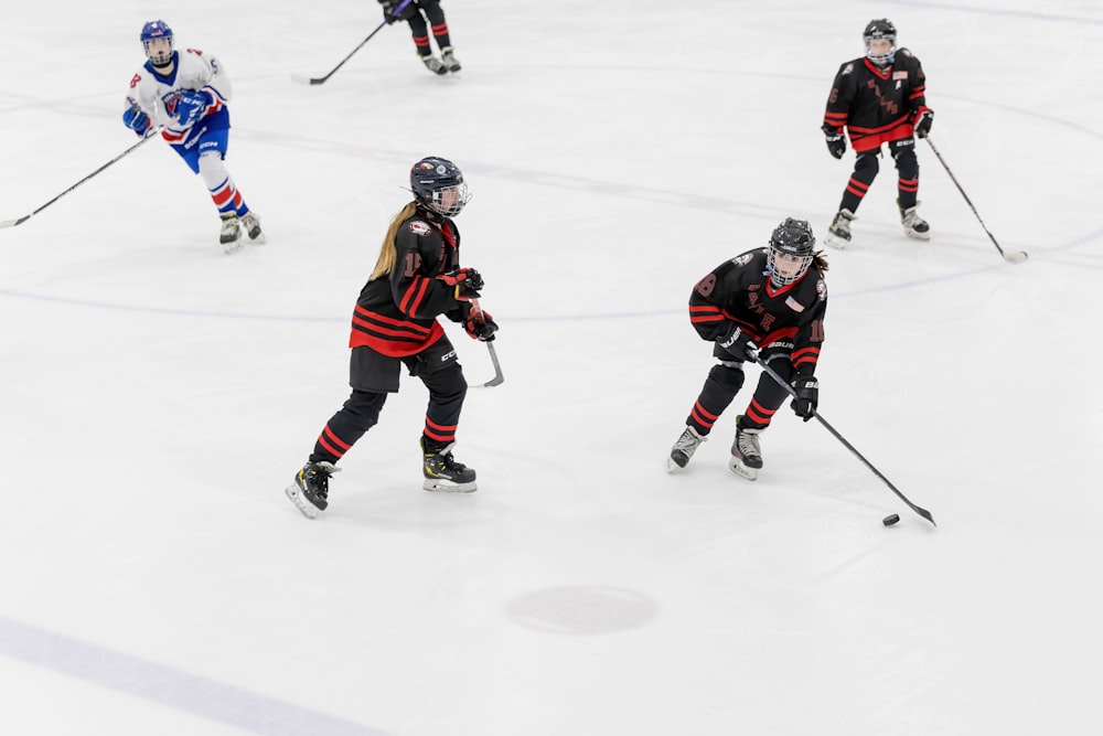 un gruppo di giovani che giocano una partita di hockey su ghiaccio