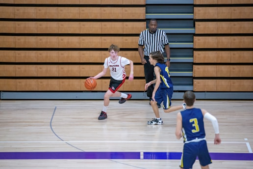 Quando inizia il minibasket? Bambini che giocano a minibasket a milano