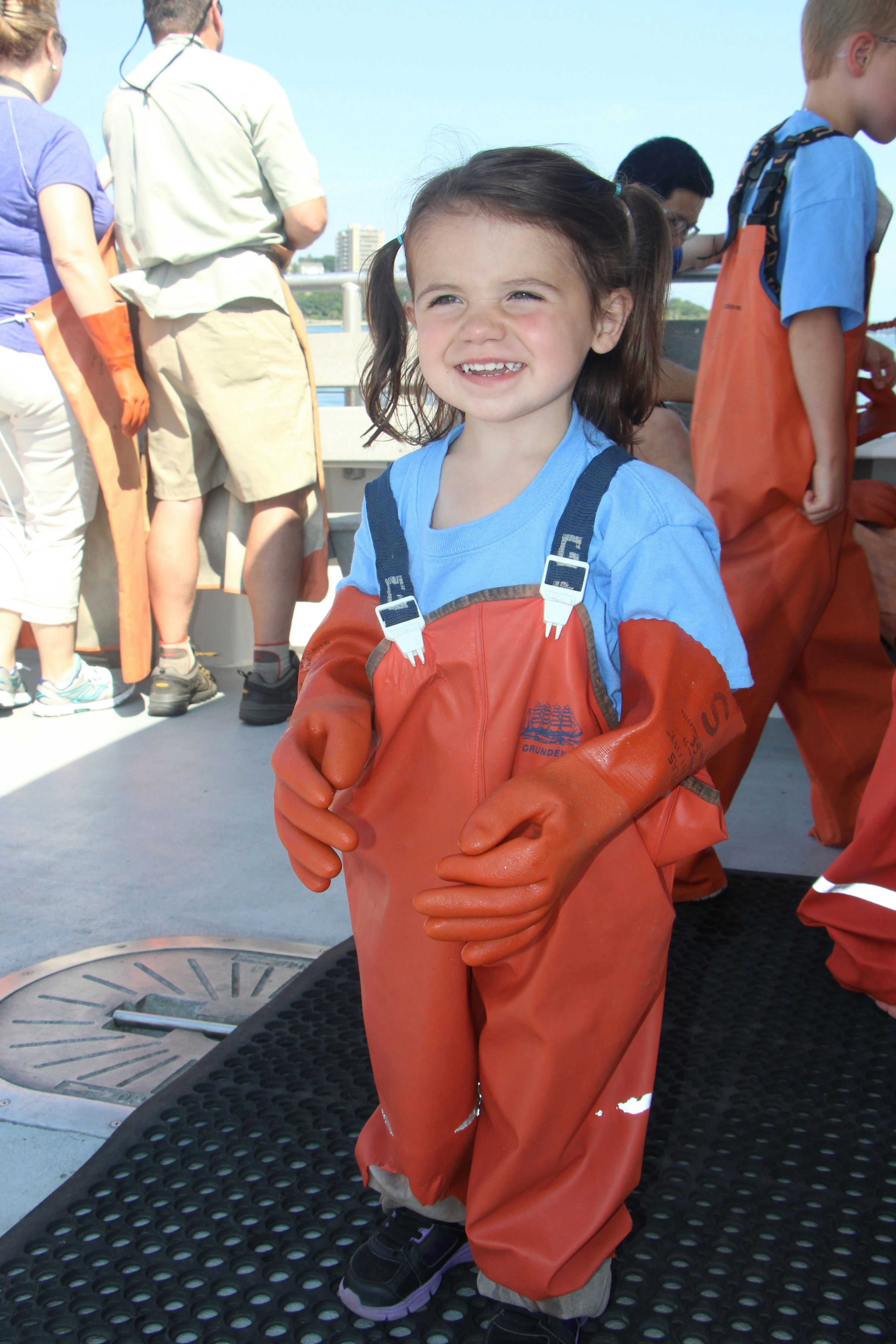 una niña con un mono rojo y azul